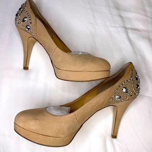 Gianni Bini nude pumps with embellishment on back size 10
